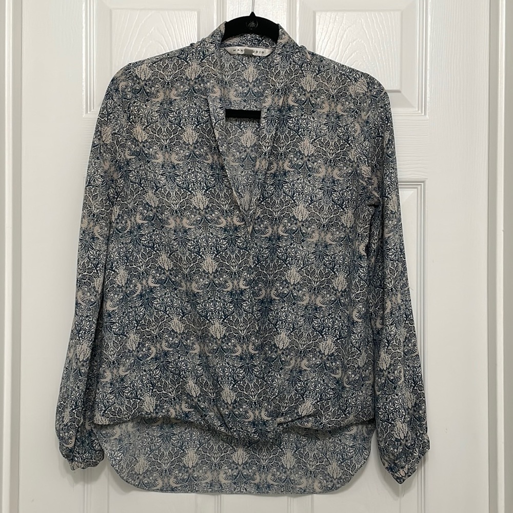 Max Studio,‎ size small, long sleeve v-neck, blue and cream colors